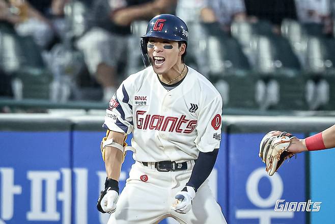 롯데 김동혁이 18일 사직구장에서 열린 한화와 홈경기 도중 안타를 친 뒤 덕아웃을 향해 포효하고 있다. 사진제공|롯데 자이언츠