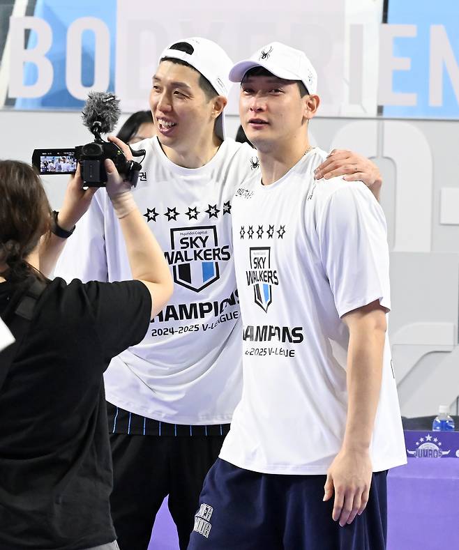 현대캐피탈 문성민(오른쪽)과 최민호가 지난 4월5일 챔피언결정전 우승 후 기뻐하고 있다. 한국배구연맹 제공