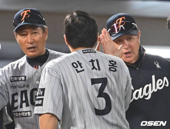 한화 안치홍(가운데)이 김경문 감독(오른쪽)과 하이파이브를 하고 있다.