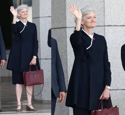 한복 입은 모휘니 주한 캐나다 대사 (성남=연합뉴스) 김인철 기자 = 타마라 모휘니 주한 캐나다 대사가 지난 16일 성남 서울공항에서 주요 7개국(G7) 정상회의에 참석하기 위해 캐나다로 출국하는 이재명 대통령과 김혜경 여사가 탑승한 공군 1호기를 향해 인사하고 있다. 2025.6.18 yatoya@yna.co.kr