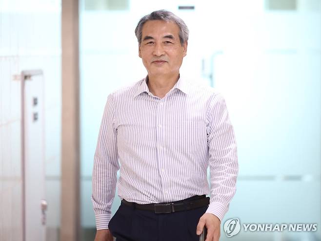 이동하는 '김건희 특검' 민중기 (서울=연합뉴스) 윤동진 기자 = 김건희 특검으로 지명된 민중기 전 서울중앙지방법원장이 13일 서울 서초동 사무실에서 나와 이동하고 있다. 2025.6.13 mon@yna.co.kr