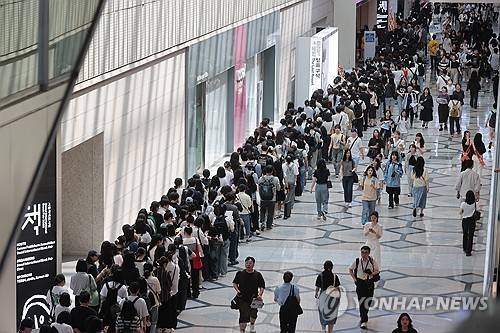 '책 잔치' 서울국제도서전 (서울=연합뉴스) 류효림 기자 = 18일 서울 강남구 삼성동 코엑스에서 열린 2025 서울국제도서전에서 관람객들이 입장을 기다리고 있다. 2025.6.18
ryousanta@yna.co.kr
(끝)