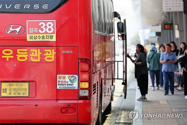 광주 시내버스 파업에 전세버스 투입 (광주=연합뉴스) 조남수 기자 = 18일 광주 서구 광천동 버스정류장에서 시민들이 시내버스를 기다리고 있다. 광주 시내버스 파업은 이날로 12일 차에 접어들었다. 광주시는 파업 참여도가 높아 개별 운행률이 떨어지는 노선에 전세버스를 투입했다. 2025.6.18 iso64@yna.co.kr