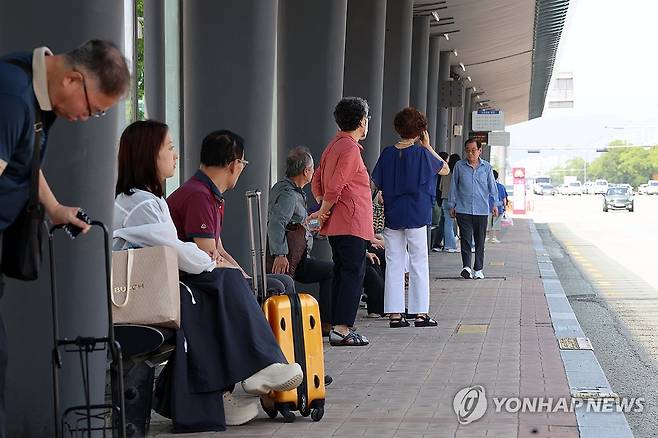 시내버스 기다리는 시민들 (광주=연합뉴스) 조남수 기자 = 18일 광주 서구 광천동 버스정류장에서 시민들이 파업으로 인해 운행 지연 중인 시내버스를 기다리고 있다. 광주 시내버스 파업은 이날로 12일 차에 접어들었다. 2025.6.18 iso64@yna.co.kr