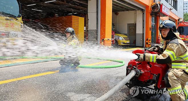 장마 대비 장비 점검하는 소방관들 (인천=연합뉴스) 임순석 기자 = 18일 인천 부평구 부평소방서에서 소방관들이 장마철을 앞두고 침수 사고에 대비해 동력펌프 등 장비를 점검하고 있다. 2025.6.18 soonseok02@yna.co.kr
