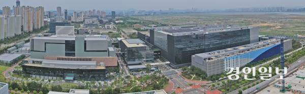 인천의 바이오·항만산업의 경쟁력을 높이기 위해선 바이오산업 연구·개발(R&D) 예산 지원, 인천항 인프라 구축 등 정부의 정책적 지원이 뒷받침돼야 한다. 사진은 인천 연수구 송도 바이오클러스터 일대 전경. /경인일보 DB