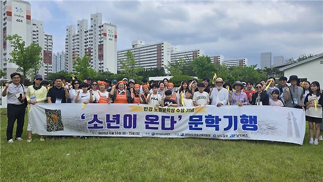 5·18 자유공원에서 자기만의 메시지 한마디를 노랑리본에 써서 달기 위해 모였다.