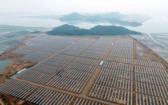 전남지역에서 과잉 생산된 태양광 발전ㆍ신재생 에너지를 수도권 산업단지로 공급하기 위한 서해안 해저 전력고속도로가 건설된다. 신안 지도읍 태천리 태양광 발전단지. /김진수 기자 jeans@kwangju.co.kr