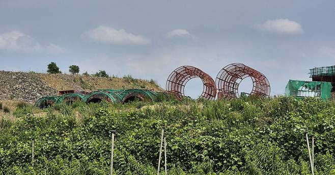 경산시 하양읍 대조리 옛 시민운동장 야적장에 19일 불법 야적 물인 교량 건설자재들이 잔뜩 쌓여 있다. /심한식 기자