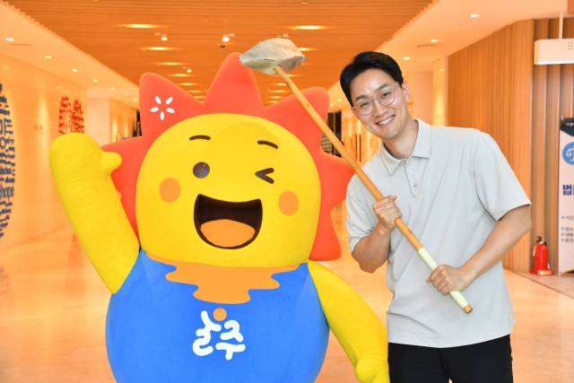 ‘옹기맨’이란 이름으로 SNS 스타로 자리매김한 울주군 정확석 주무관이 자신의 트레이드 마크 중 하나인 도끼를 들고 울주군 캐릭터 ‘해뜨미’와 사진을 찍고 있다. 울산 울주군 제공