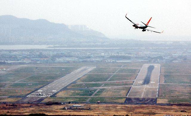 김해 돗대산에서 바라본 부산 김해국제공항에 항공기가 착륙하고 있다. 부산일보DB