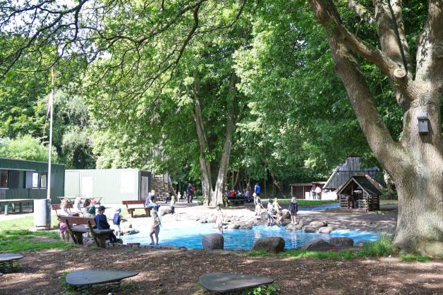 지난 18일(현지시간) 덴마크 코펜하겐의 상징적인 랜드마크인 ‘발비파르켄 자연 놀이터(Valbyparken Natural Playground)’에서 아이들이 마음껏 뛰어놀고 있다./이민영 기자/