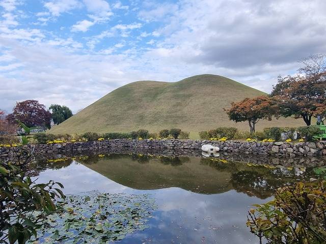 우리나라에서 가장 규모가 큰 무덤으로 기록되고 있는 황남대총.