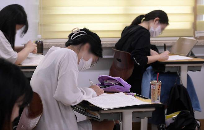 2024학년도 대학수학능력시험 6월 모의평가가 치러진 1일 서울 영등포구 여의도여고에서 3학년 학생들이 시험을 준비하고 있다. (사진=뉴시스)