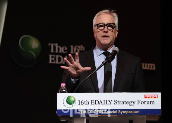 19일 서울 중구 서울신라호텔에서 ‘뒤집힌 인구 피라미드...축의 전환, 길을 찾다’를 주제로 제16회 이데일리 전략포럼이 개최됐다. 로버트 푸엔테 브루킹스 메트로 부소장이 ‘지역별 인구대책과 재정전망’을 주제로 발표하고 있다.(사진=이데일리 노진환 기자)