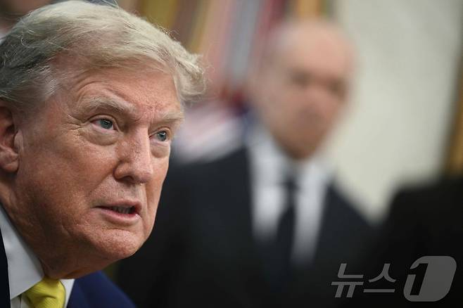 도널드 트럼프 미국 대통령이 18일(현지시간) 워싱턴DC 백악관 집무실에서 기자들의 질문에 답하고 있다. 2025.06.18 ⓒ AFP=뉴스1 ⓒ News1 류정민 특파원