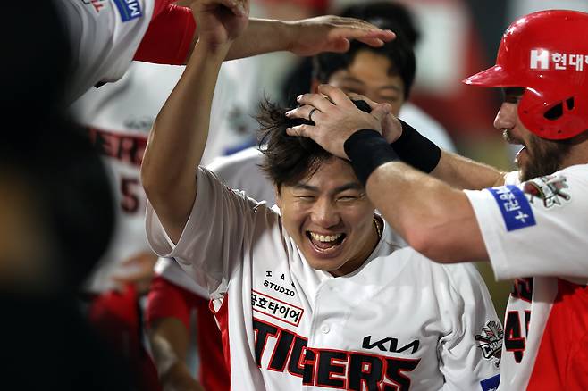 KIA 타이거즈가 4연승을 달리며 한화 이글스를 밀어내고 6월 승률 1위에 올랐다.4연승을 이끈 결승타를 친 이창진. 사진제공=KIA 타이거즈