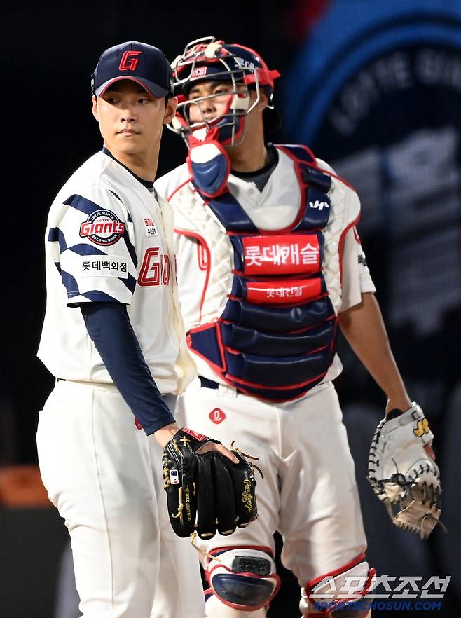 18일 부산 사직야구장에서 열린 한화와 롯데의 경기, 5회초 롯데 홍민기-박재엽 배터리가 교체를 위해 마운드에 오르는 주형광 투수코치를 바라보고 있다. 부산=허상욱 기자wook@sportschosun.com/2025.06.18/