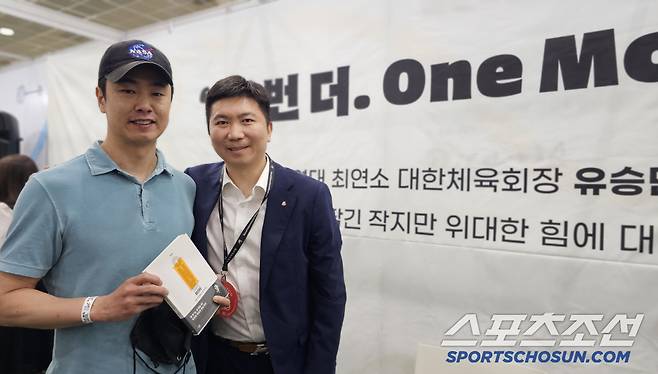 삼성생명 절친 선후배이자 '원모어' 정신으로 런던올림픽 은메달을 합작한 주세혁 대한항공 감독과 함께.