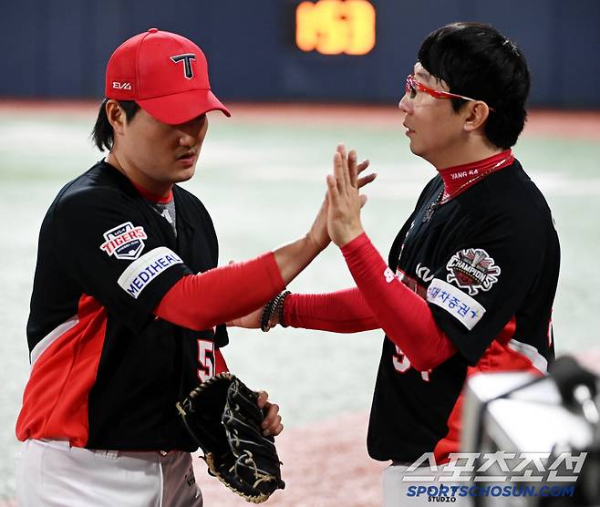 22일 수원KT위즈파크에서 열린 KIA와 KT의 경기, 7회말 KIA 양현종이 이닝을 끝낸 전상현을 맞이하고 있다.수원=허상욱 기자wook@sportschosun.com/2025.05.22/