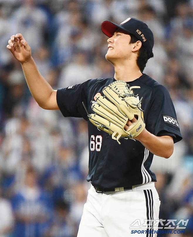 18일 대구 라이온즈파크에서 열린 두산-삼성전. 5회말 2사 최민석이 김영웅에게 볼넷을 내준 후 아쉬워하고 있다. 대구=정재근 기자 cjg@sportschosun.com/2025.6.18/