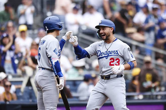 Los Angeles Dodgers' Michael Conforto, right, celebrates with Hyeseong Kim after hitting a solo home run against the San Diego Padres in the fifth inning of a baseball game Wednesday, June 11, 2025, in San Diego. (AP Photo/Derrick Tuskan)
<저작권자(c) 연합뉴스, 무단 전재-재배포, AI 학습 및 활용 금지>