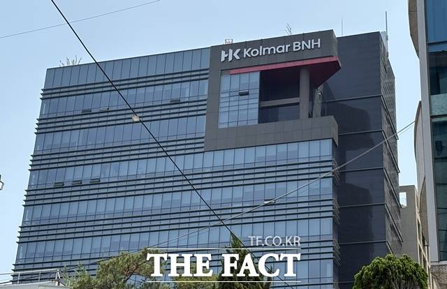 콜마비앤에이치의 경영권을 둘러싼 다툼이 남매간 충돌을 넘어 부자 갈등으로 번지고 있다. 사진은 서울 서초구에 위치한 콜마비앤에이치 서울사무소 건물이다. /문화영 기자