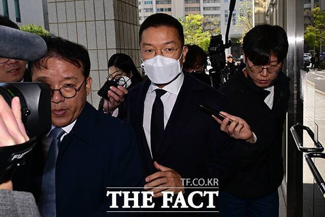 BRV로터스원이 LG 맏사위 윤관 대표가 투자 결정을 주도하지 않았다고 재차 강조했다. 윤관 BRV 대표가 지난 4월 15일 주식 부정 거래 혐의 첫 재판에 출석하고 있다. /남윤호 기자