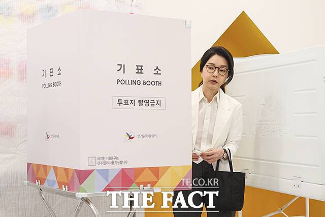 윤석열 전 대통령의 배우자 김건희 여사를 둘러싼 각종 의혹을 수사하게 될 민중기 특별검사팀이 본격적인 수사 체제를 갖춰가고 있다. 윤석열 전 대통령의 부인 김건희 여사가 지난 3일 오전 서울 서초구 원명초등학교에 마련된 서초4동제3투표소에서 기표를 마친 뒤 기표소에서 나오고 있다./임영무 기자