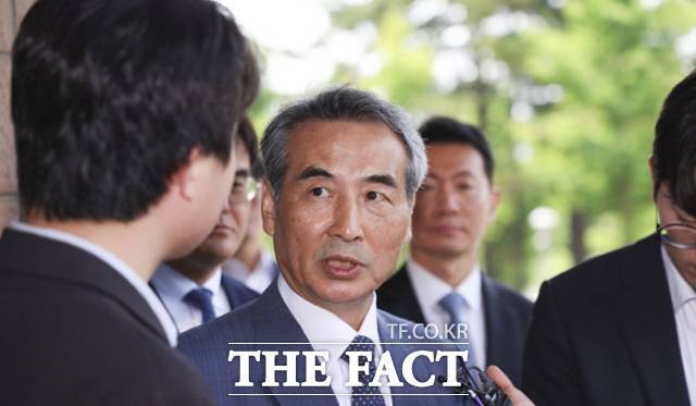 김건희 여사를 둘러싼 의혹을 수사하는 민중기 특검이 19일 법무부와 고위공직자범죄수사처(공수처)}를 찾아 수사인력 파견을 요청했다./뉴시스