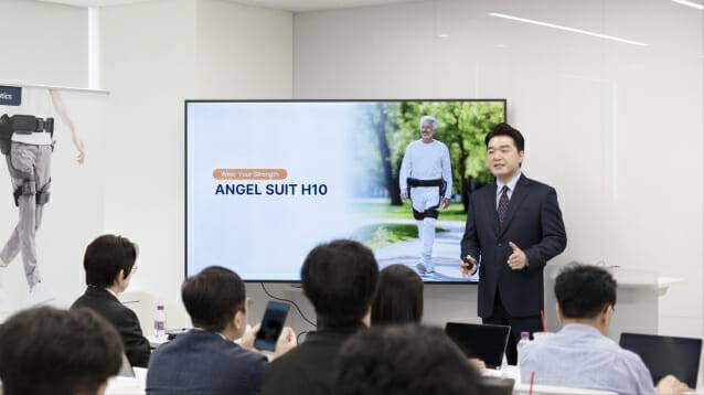 조남민 엔젤로보틱스 대표가 웨어러블 로봇 '엔젤슈트 H10'을 소개하고 있다. (사진=엔젤로보틱스)