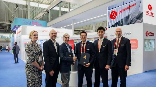 롯데바이오로직스 관계자들(오른쪽부터 롯데바이오로직스 브렛뷰디스 글로벌 PMO부문장, 신유열 글로벌전략실장, 박제임스 대표이사)과 오티모파마 임원진이 17일(현지시간) 미국 보스턴에서 열린 2025 바이오 인터내셔널 컨벤션 2025(바이오 USA)에서 항체 생산 수주 계약을 체결하고 기념촬영을 하고 있다. 최태원 기자