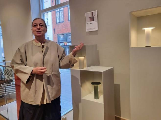 프리츠 한센의 디자이너 세실리 만츠가 3daysofdesign 기간 쇼룸에서 자신이 만든 램프 제품에 대해 설명하고 있다. 이현주 기자