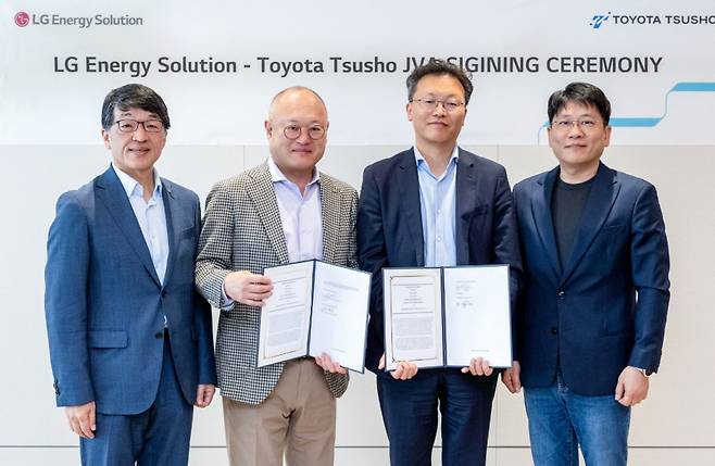 사진: LG에너지솔루션-토요타통상 리사이클 합작법인 체결식(왼쪽부터 토요타통상 CEO 이마이 토시미츠, COO 카타야마 마사하루, LG에너지솔루션 CSO 강창범 전무, CEO 김동명 사장)