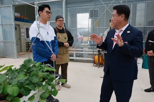 정영철 영동군수 경영실습임대농장현장답사모습. 영동군제공