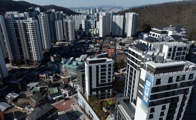 대구 수성구의 한 아파트에 할인분양 관련 현수막이 붙어있다. ⓒ 뉴시스