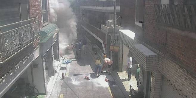 영등포구 대림중앙시장 인근에서 발생한 화재를 주민과 상인들이 소화기를 이용해 진화하고 있는 모습ⓒ영등포구 제공