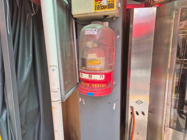 영등포구 관내 시장에 설치된 보이는 소화기 모습ⓒ영등포구 제공