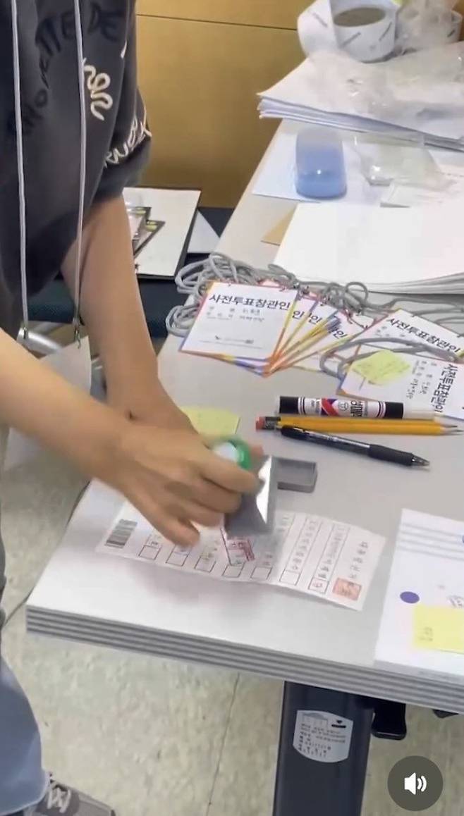 지난달 30일 경기 용인의 한 사전투표소에서 발견된 투표용지. 기호 1번 이재명 후보란에 이미 도장이 찍혀 있다. 경찰 수사 결과 이는 투표사무원의 실수 때문에 벌어진 것으로 확인됐다. 사진 출처 X(엑스)