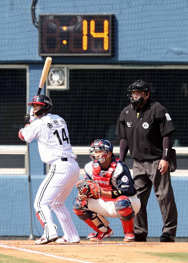 올 시즌 정식 도입된 피치클락.뉴시스