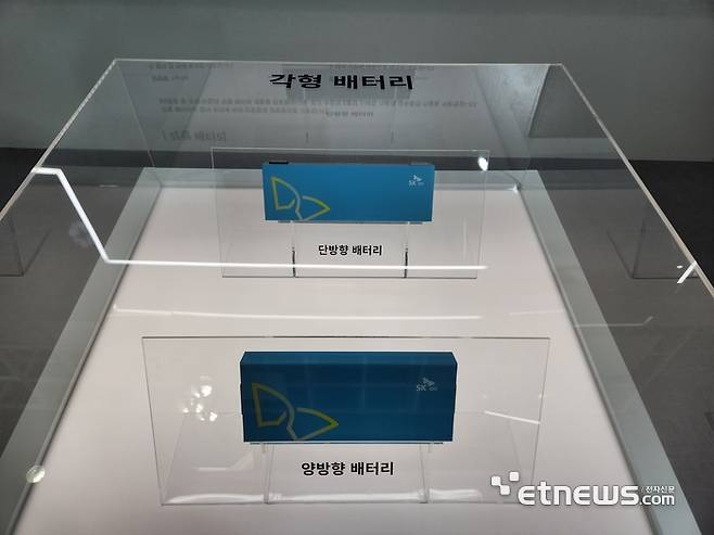 SK온이 지난 3월 인터배터리 2025에서 선보인 각형 배터리. 단방향 배터리(위)와 양방향 배터리 두 가지 폼팩터로 이뤄졌다.