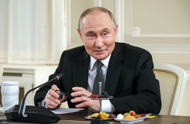 러시아 상트페테르부르크에서 열린 제 28회 상트페테르부르크 국제경제포럼(SPIEF)에 참석한 블라디미르 푸틴 러시아 대통령이 19일(현지시간) 주요 외신 대표들과 기자회견을 하고 있다.EPA연합뉴스