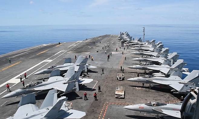 5월28일(현지시각) 미국 항공모함 니미츠(CVN 68)가 남중국해서 비행작전을 수행하고 있는 모습. AFP 연합뉴스