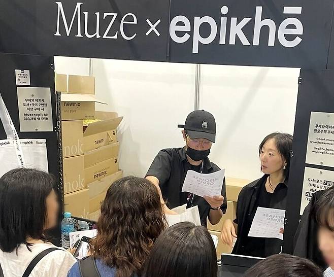 배우 박정민(가운데 모자 쓴 이)이 출판사 ‘무제’ 부스에서 손님들을 맞고 있다. 이유진 기자 frog@hani.co.kr