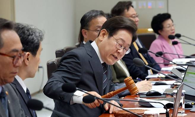 이재명 대통령이 19일 용산 대통령실에서 열린 국무회의에서 개회 선언을 하고 있다. 연합뉴스