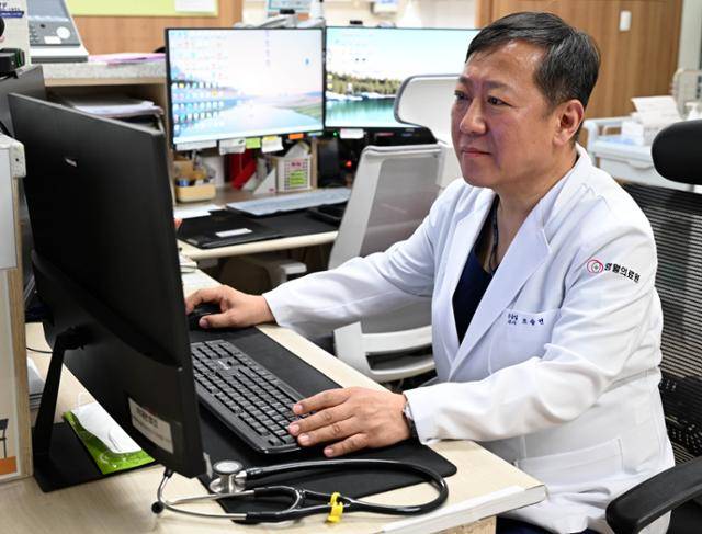 지난달 9일 강원 영월군 영월의료원 응급실에서 조승연 전 인천의료원장이 환자의 진료기록을 확인하고 있다. 영월=김표향 기자