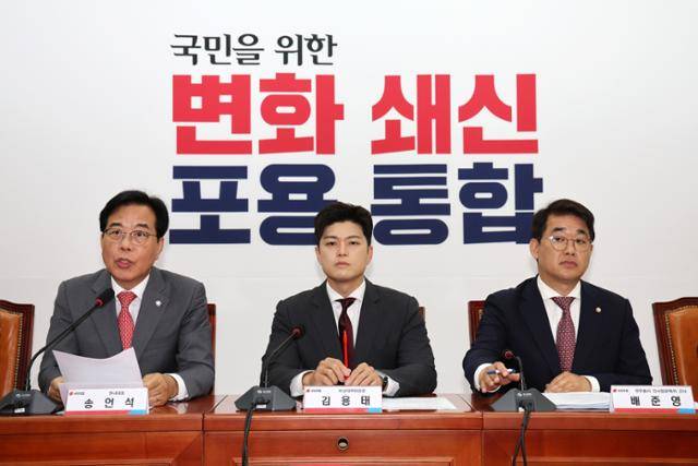 송언석(왼쪽부터) 국민의힘 원내대표, 김용태 비상대책위원장, 인사청문특위 간사 배준영 의원이 19일 국회에서 열린 '비리백화점 이재명 정부 인사청문회 대책회의'에 참석하고 있다. 뉴시스