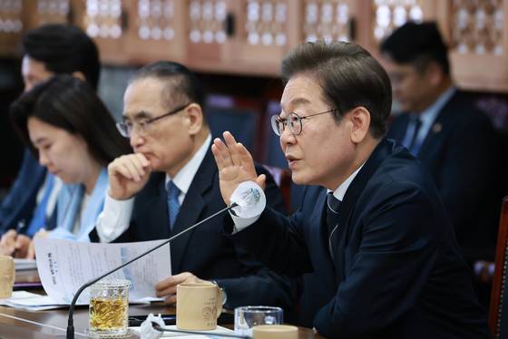 이재명 대통령이 지난 13일 경기도 연천군청에서 기본소득 실시 지역 현황 점검을 하며 발언하고 있다. 연합뉴스