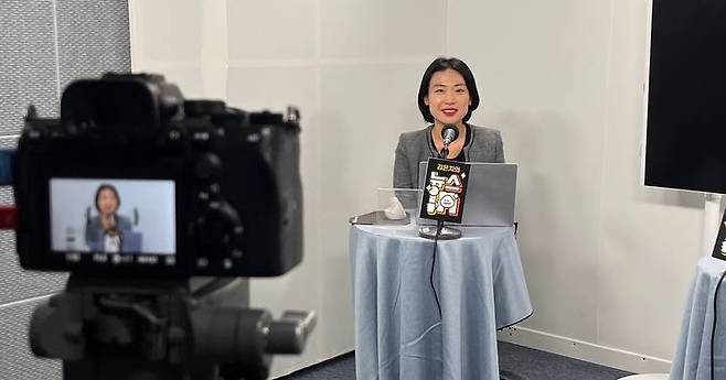 시사IN 유튜브 ‘김은지의 뉴스IN’을 진행하는 김은지 기자가 12일 스튜디오에서 방송을 준비하고 있다. /김은지 제공