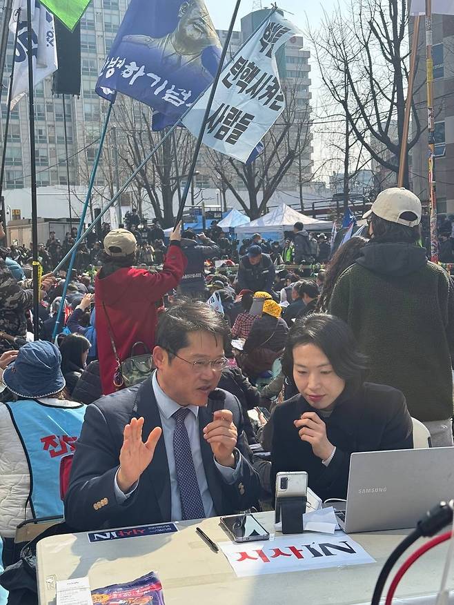 헌법재판소가 재판관 전원일치로 윤석열 대통령 파면을 결정한 4월4일 김은지 기자(사진 오른쪽)와 박성태 사람과사회연구소 연구실장이 서울 종로구 헌법재판소 앞에서 유튜브 라이브 방송을 하고 있다. /김은지 제공